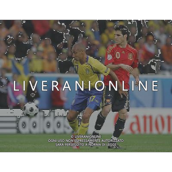 Innsbruck (AUT) 14-06-2008 Campionato europeoo calcio EURO2008 svezia-spagna 1:2 nella foto hernrik larsoon e cesc fabregas ph marco luzzani/ag aldo liverani s.p.a.