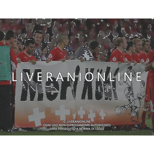 Svizzera - Portogallo 15/06/2008 Europei 2008 nella foto jakob kuhn ringraziato dai giocatori ph luzzani/Ag. Aldo Liverani sas