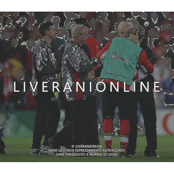 Svizzera - Portogallo 15/06/2008 Europei 2008 nella foto jakob kuhn ringraziato dai giocatori ph luzzani/Ag. Aldo Liverani sas