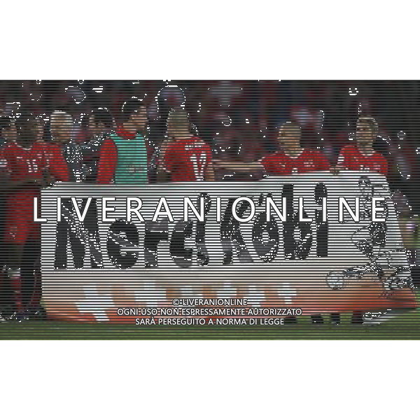 Svizzera - Portogallo 15/06/2008 Europei 2008 nella foto jakob kuhn ringraziato dai giocatori a fine gara ph luzzani/Ag. Aldo Liverani sas