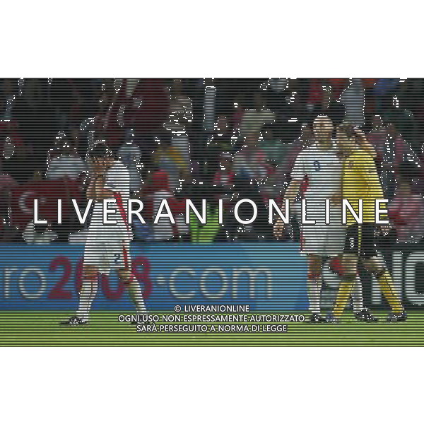 Turchia - Repubblica Ceca 3:2 15.06.2008 Europei 2008 Ginevra nella foto la delusione di Zdenek Grygera, Jan Koller che consola Petr Cech a fine gara copyright by firo sportphoto/Ag. Aldo Liverani sas - ITALY ONLY -