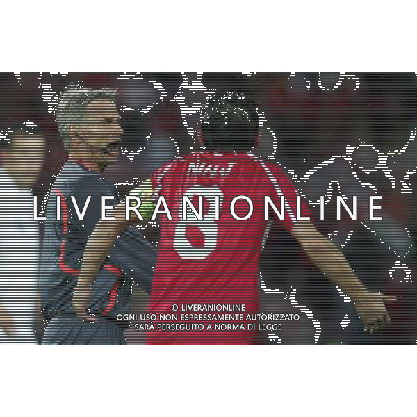 Turchia - Repubblica Ceca 3:2 15.06.2008 Europei 2008 Ginevra nella foto arbitro Peter Froejdfeldt con Nihat Kahveci copyright by firo sportphoto/Ag. Aldo Liverani sas - ITALY ONLY -