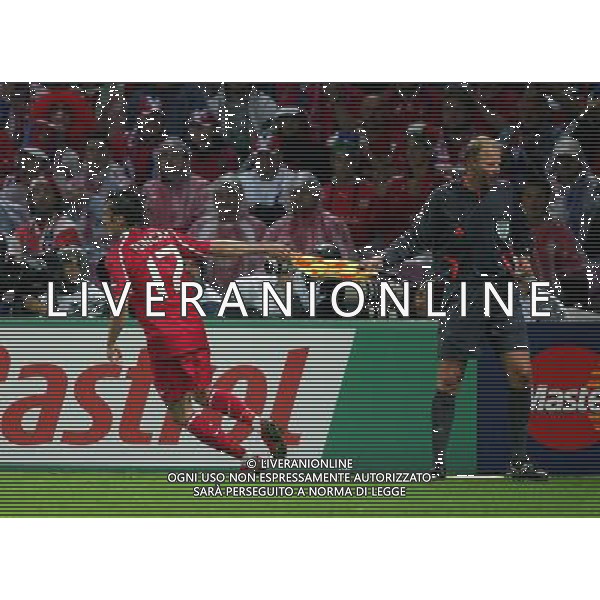 Turchia - Repubblica Ceca 3:2 15.06.2008 Europei 2008 Ginevra nella foto Tuncay Sanli tocca la bandierina del guardalinee copyright by firo sportphoto/Ag. Aldo Liverani sas - ITALY ONLY -