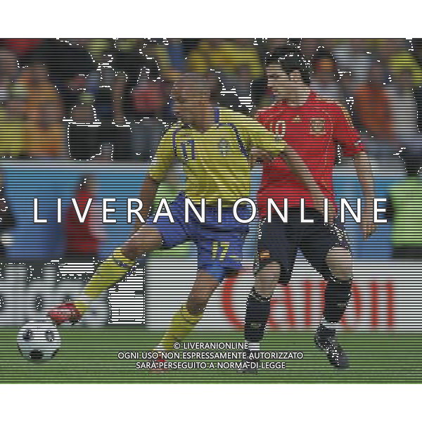 Svezia - Spagna 14/06/2008 Europei Innsbruck nella foto larsson e fabregas ph luzzani/Ag. Aldo Liverani Sas