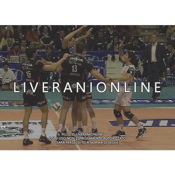 RAVENNA 23/10/03 FINALE SUPERCOPPA ITALIANA SISLEY TREVISO-LUBE MACERATA nella foto i giocatori della sisley dopo un punto* foto gigi arcaini/ag.aldo liverani