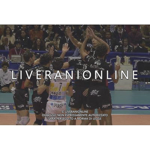RAVENNA 23/10/03 FINALE SUPERCOPPA ITALIANA SISLEY TREVISO-LUBE MACERATA nella foto giocatori sisley dopo un punto* foto gigi arcaini/ag.aldo liverani