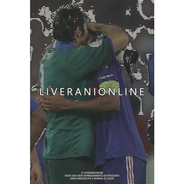 Francia - Italia 17/06/2008 Europei Zurigo nella foto gianluigi buffon abbraccia thierry henry a fine gara ph luzzani/Ag. Aldo Liverani Sas