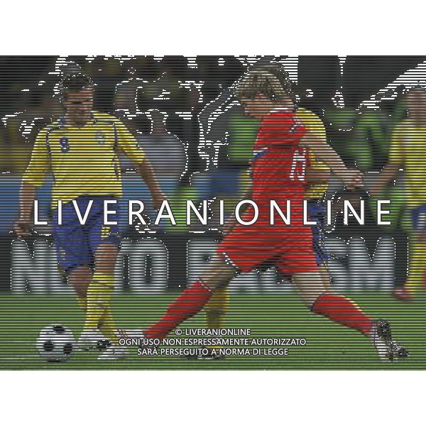 Innsbruck (AUT) 18-06-2008 Campionato europeo calcio EURO2008 Russia-Svezia 2:0 nella foto anders svenson e roman pavlyuchenko ph marco luzzani/ag aldo liverani s.a.s.