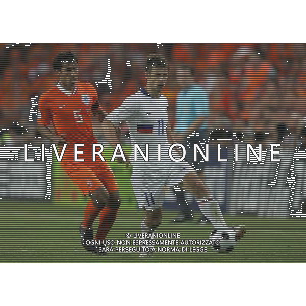 Basilea (CH) 21-06-2008 Campionato europeo calcio EURO2008 quarti di finale olanda-russia 1:3 nella foto sergei semak e giovanni van bronckhorst ph marco luzzani/ag aldo liverani s.a.s.