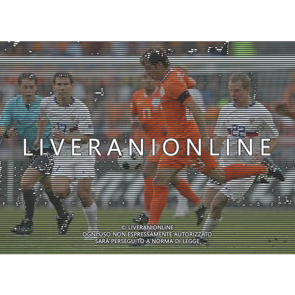 Basilea (CH) 21-06-2008 Campionato europeo calcio EURO2008 quarti di finale olanda-russia 1:3 nella foto rafael van der vaart, aleksandr anyukov e konstantin zyryanov ph marco luzzani/ag aldo liverani s.a.s.