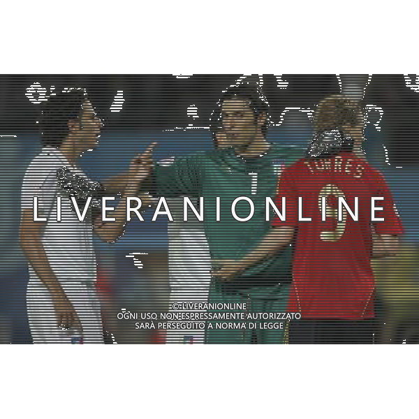 Spagna - Italia Europei 22/06/2008 Vienna nella foto gianluigi buffon tra fabio grosso e fernando torres ph luzzani/Ag. Aldo Liverani Sas