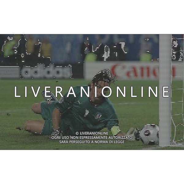 Spagna - Italia Europei 22/06/2008 Vienna nella foto gianluigi buffon in parata devia il pallone sul palo ph luzzani/Ag. Aldo Liverani Sas