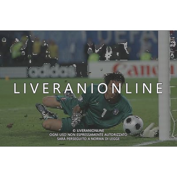 Spagna - Italia Europei 22/06/2008 Vienna nella foto gianluigi buffon in parata devia il pallone sul palo ph luzzani/Ag. Aldo Liverani Sas