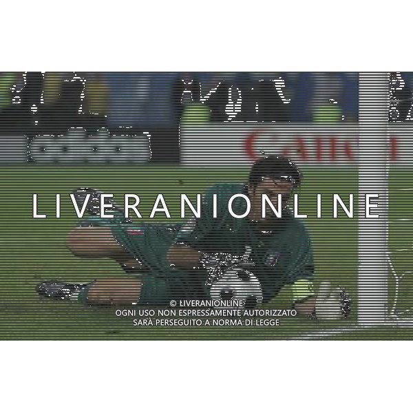 Spagna - Italia Europei 22/06/2008 Vienna nella foto gianluigi buffon in parata devia il pallone sul palo ph luzzani/Ag. Aldo Liverani Sas