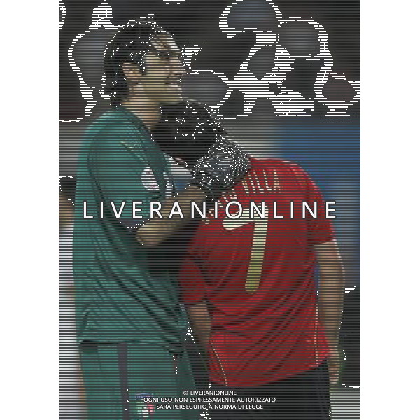 Spagna - Italia Europei 22/06/2008 Vienna nella foto gianluigi buffon con david villa ph luzzani/Ag. Aldo Liverani Sas
