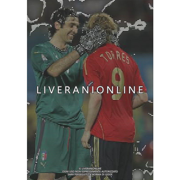 Vienna (AUT) 22-06-2008 Campionato europeo calcio EURO2008 quarto di finale spagna-italia nella foto gianluigi buffon e fernando torres ph marco luzzani/ag aldo liverani s.a.s.