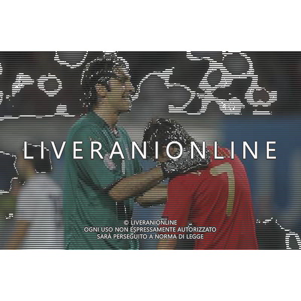 Vienna (AUT) 22-06-2008 Campionato europeo calcio EURO2008 quarto di finale spagna-italia nella foto gianluigi buffon e david villa ph marco luzzani/ag aldo liverani s.a.s.