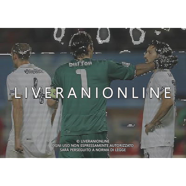 Vienna (AUT) 22-06-2008 Campionato europeo calcio EURO2008 quarto di finale spagna-italia nella foto gianluigi buffon e gianluca zambrotta ph marco luzzani/ag aldo liverani s.a.s.