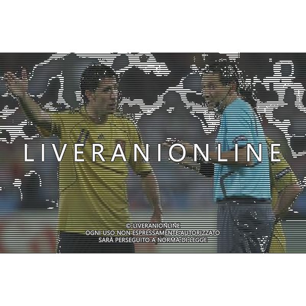 Vienna (AUT) 26-06-2008 Campionato europeo calcio EURO2008 semifinale russia-spagna 0:3 nella foto arbitro frank de bleekere e joan capdevilla ph marco luzzani/ag aldo liverani s.a.s.