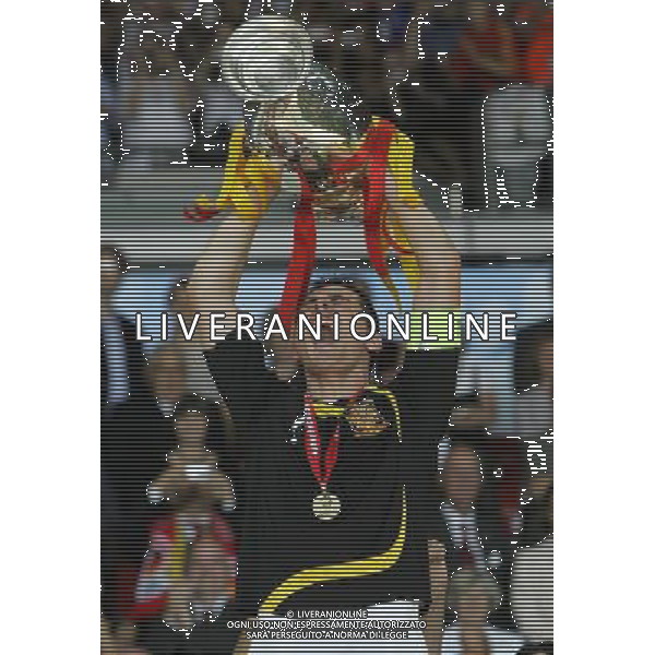 Germania - Spagna Finale Europei Vienna 29/06/2008 nella foto esultanza di iker casillas con al coppa a fine gara ph luzzani/Ag. Aldo Liverani Sas