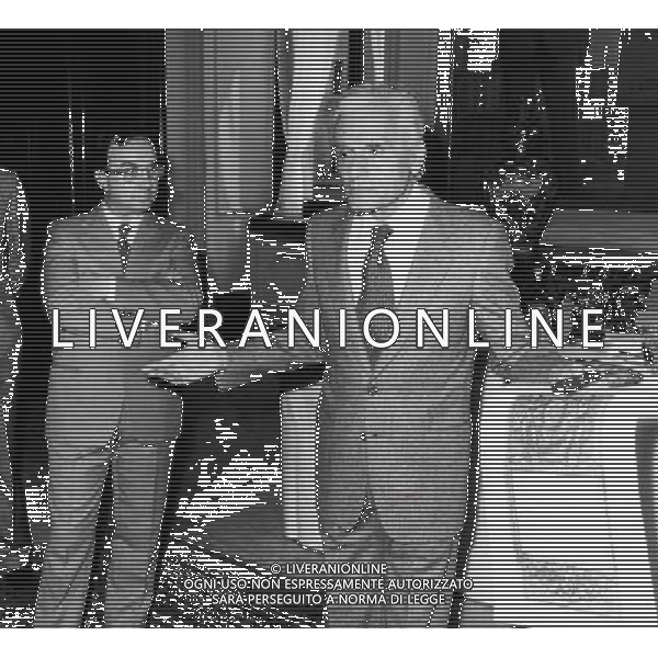 MOSCA GIOVANNI GIORNALISTA IN OCCASIONE DELLA PREMIAZIONE CON L\'AMBROGINO D\'ORO IN COMPAGNIA DI CARLO TOGNOLI ALL\'EPOCA SINDACO DI MILANO ARCHIVIO AG. ALDO LIVERANI RETROSPETTIVA