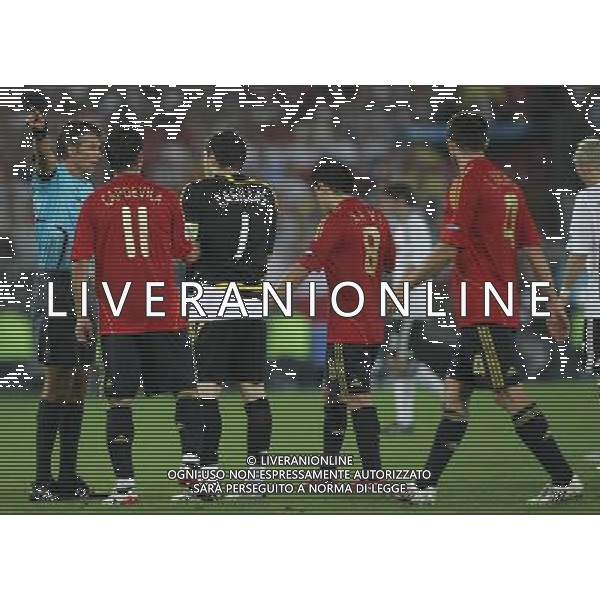 Vienna (AUT) 29-06-2008 Campionato europeo calcio EURO2008 FINALE germania-spagna 0:1 nella foto arbitro roberto rosetti e i giocatori della spagna ph marco luzzani/ag aldo liverani s.a.s.