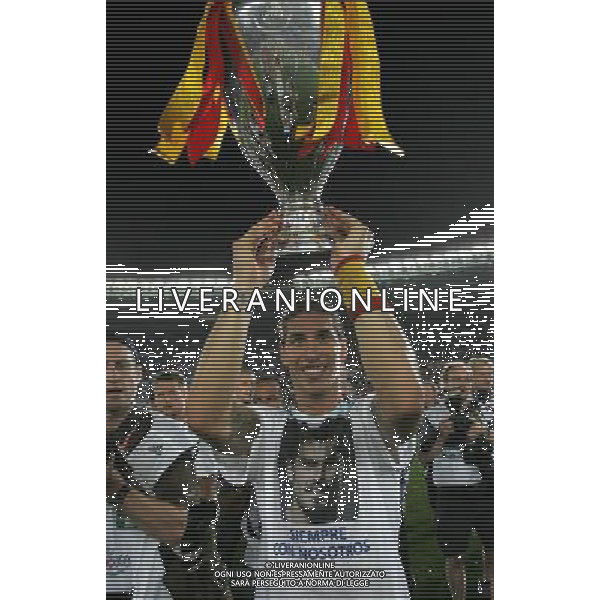 Vienna (AUT) 29-06-2008 Campionato europeo calcio EURO2008 FINALE germania-spagna 0:1 nella foto sergio ramos con la coppa ph marco luzzani/ag aldo liverani s.a.s.