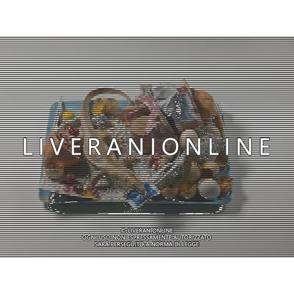  04. Minimi avanzi 2007 h 12 x 43 x 42 cm ceramica policroma FOTO SORANO /LIVERANI SAS