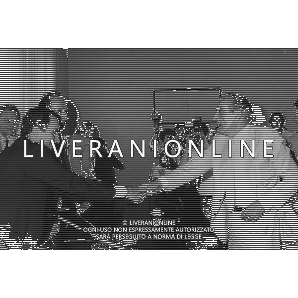 Dino Viola Presidente della Roma Calcio anni \'80 stringe la mano a Franco Carraro nella sede del CONI 23/07/1983 archivio ag. Aldo Liverani Sas retrospettiva