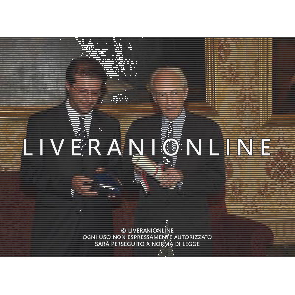 CONSEGNA DEL SIGILLO DELLA CITTA\' DI MILANO A GUSTAV LEONHARDT ( pioniere della musica antica) NELLA FOTO: GUSTAV LEONHARDT CON MASSIMILANO ORSATTI ( Assessore al Turismo, Marketing territoriale e Identita\') PALAZZO MARINO © SORANO - AG. ALDO LIVERANI SAS
