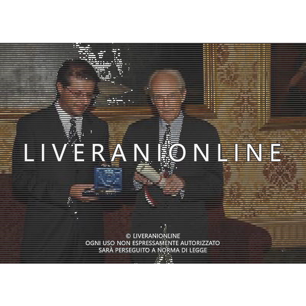CONSEGNA DEL SIGILLO DELLA CITTA\' DI MILANO A GUSTAV LEONHARDT ( pioniere della musica antica) NELLA FOTO: GUSTAV LEONHARDT CON MASSIMILANO ORSATTI ( Assessore al Turismo, Marketing territoriale e Identita\') PALAZZO MARINO © SORANO - AG. ALDO LIVERANI SAS