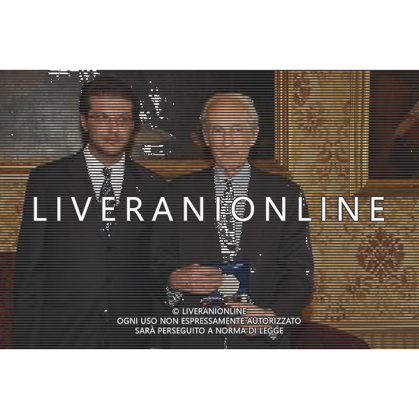 CONSEGNA DEL SIGILLO DELLA CITTA\' DI MILANO A GUSTAV LEONHARDT ( pioniere della musica antica) NELLA FOTO: GUSTAV LEONHARDT CON MASSIMILANO ORSATTI ( Assessore al Turismo, Marketing territoriale e Identita\') PALAZZO MARINO © SORANO - AG. ALDO LIVERANI SAS