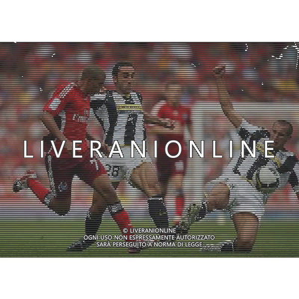 Hamburg SV\'s Mohamed Zidan with Juventus\' Fausto Rossi and Juventus\' Cristian Molinaro during Juventus vs Hamburg in the pre-season Emirates Cup (Juventus-Arsenal-Real Madrid and Hamburg) at the Emirates Stadium in London(UK) on 03/08/2008 .Picture By Marcello Pozzetti ©IPS - Photo Agency :21 Delisle Road London SE28 0JD mobile: 07973 308 835 Ag Aldo Liverani