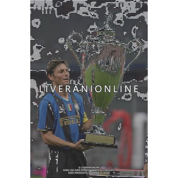 MONACO DI BAVIERA 05/08/2008 BAYERN MONACO-INTER NELLA FOTO JAVIER ZANETTI COL TROFEO PIRELLI AG ALDO LIVERANI 