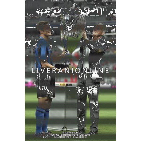 MONACO DI BAVIERA 05/08/2008 BAYERN MONACO-INTER NELLA FOTO JAVIER ZANETTI COL TROFEO PIRELLI E FRANZ BECKENBAUER AG ALDO LIVERANI 