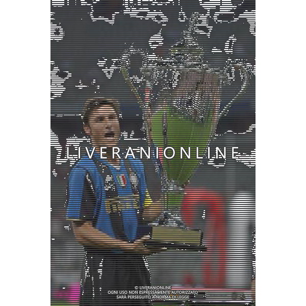 MONACO DI BAVIERA 05/08/2008 BAYERN MONACO-INTER NELLA FOTO JAVIER ZANETTI COL TROFEO PIRELLI AG ALDO LIVERANI 