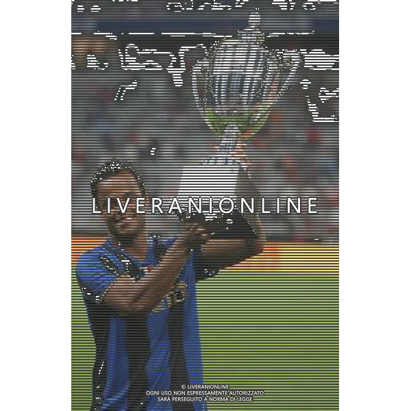 MONACO DI BAVIERA 05/08/2008 BAYERN MONACO-INTER NELLA FOTO MANCINI FAIOLHE COL TROFEO PIRELLI AG ALDO LIVERANI 