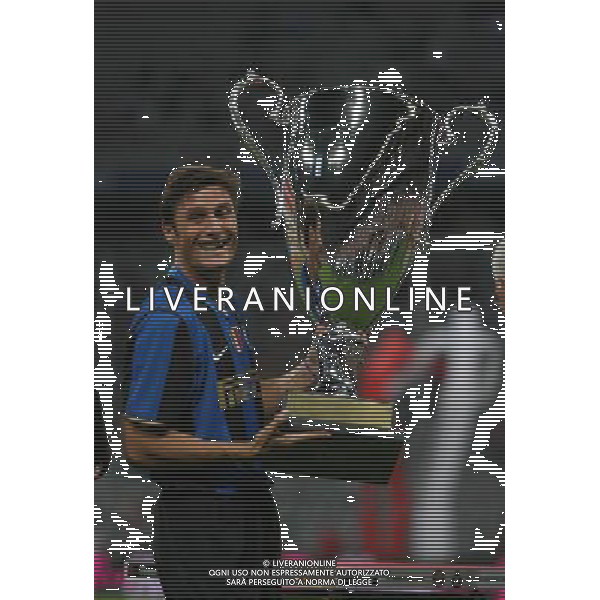 MONACO DI BAVIERA 05/08/2008 BAYERN MONACO-INTER NELLA FOTO JAVIER ZANETTI COL TROFEO PIRELLI AG ALDO LIVERANI 