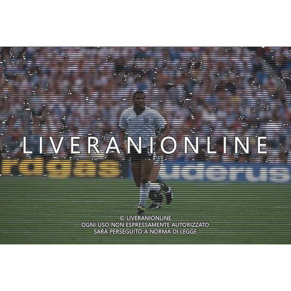 John Charles Bryan Barnes calciatore inglese con la maglia della Nazionale dell\'Inghiterra nel 1988 ph archivio Agenzia Aldo Liverani Sas