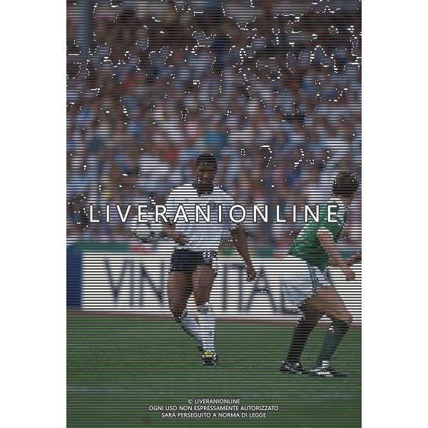 John Charles Bryan Barnes calciatore inglese con la maglia della Nazionale dell\'Inghiterra nel 1988 ph archivio Agenzia Aldo Liverani Sas
