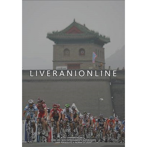 Pechino 09-08-2008 Giochi Olimpici Pechino Beijing 2008 ciclismo su strada uomini nella foto un passaggio del gruppo sotto la grande muraglia cinese ph marco luzzani/ag aldo liverani s.a.s.