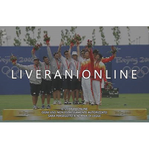 Pechino -08-2008 Giochi Olimpici Pechino Beijing 2008 tiro con l\'arco a squadre uomini nella foto il podio olimpico a sx ilario di buo\', marco galiazzo e mauro nespoli (ITA) argento, im dong-hyun, lee chang-huwan, park kyung-mo (COR) oro e jiang lin, li wenquan e xue hai feng (CIN) bronzo ph marco luzzani/ag aldo liverani s.a.s.