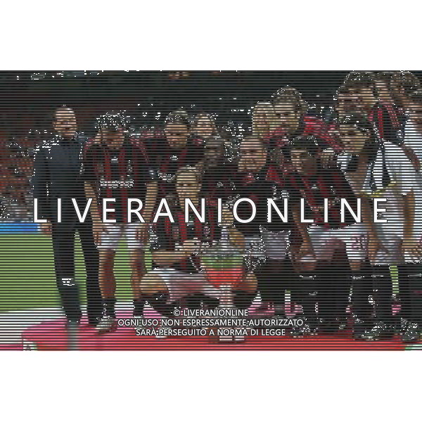 Milan - Juventus Trofeo Berlusconi 17-08-2008 Nella foto: Silvio Berlusconi con Massimo Ambrosini e i giocatori del Milan vincitori del trofeo ©Manuela Viganti/Press Photo/Ag. Aldo Liverani Sas