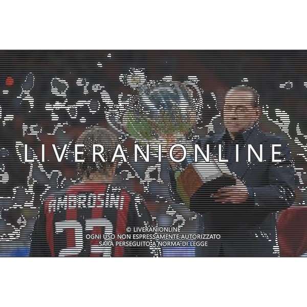 Trofeo Luigi Berlusconi 2008 Milano - 17.08.2008 Milan-Juventus Nella Foto:BERLUSCONI CONSEGNA LA COPPA AD AMBROSINI /Ph.Vitez-Ag. Aldo Liverani