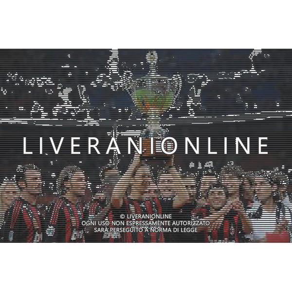 Trofeo Luigi Berlusconi 2008 Milano - 17.08.2008 Milan-Juventus Nella Foto:AMBROSINI ALZA LA COPPA /Ph.Vitez-Ag. Aldo Liverani