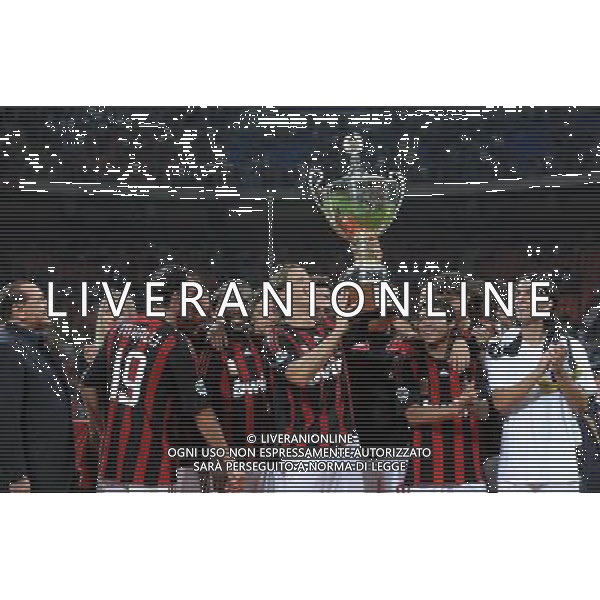 Trofeo Luigi Berlusconi 2008 Milano - 17.08.2008 Milan-Juventus Nella Foto:AMBROSINI CON LA COPPA /Ph.Vitez-Ag. Aldo Liverani