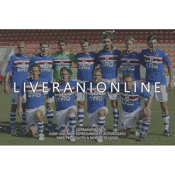 ©Alessandro Falzone/Press Photo 16-08-2008 La Spezia Sport Calcio Singoli SAMPDORIA Stagione 2008/2009 Stagione 2008/2009 Nella foto: La formazione della Sampdoria da sx verso dx in piedi: Pieri, Campagnaro, Mirante, Gastaldello, Bonazzoli, Stankevicius, Del Vecchio accovacciati da sx versi dx Franceschini, Accardi, Sammarco e Cassano ag aldo liverani