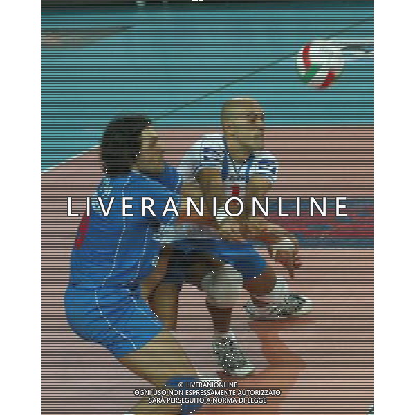 brescia 25/10/2003 campionato nazionale di pallavolo serie A1 Bossini Gabeca Montichiari - Unimade Parma nella foto: Latelli e Saraceni foto ag aldo liverani/venezia 