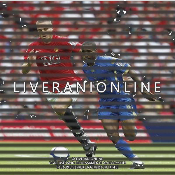 Manchester United v Portsmouth, FA Community Shield. Wembley Stadium. London. UK. 10/8/08 NELLA FOTO Defoe is bookended by Nemanja Vidic FOTO IPS-AG ALDO LIVERANI ONLY ITALY 