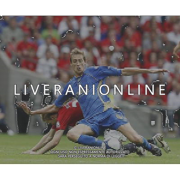 Manchester United v Portsmouth, FA Community Shield. Wembley Stadium. London. UK. 10/8/08 NELLA FOTO Peter Crouch get brought down by Darren Fletcher FOTO IPS-AG ALDO LIVERANI ONLY ITALY 